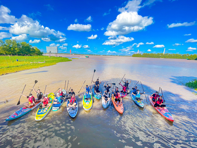 Chèo SUP là môn thể thao dưới nước vốn có nguồn gốc từ Hawaii (một quần đảo xinh đẹp của Mỹ), được cải tiến từ bộ môn lướt sóng. Trò chơi này du nhập vào Việt Nam từ năm 2015 và được khởi xướng đầu tiên tại TP Đà Nẵng.