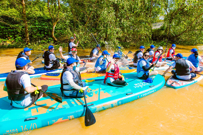 SUP là từ viết tắt của 'Stand up paddle boarding', hay còn có tên gọi khác là chèo ván đứng. Để tham gia bộ môn này, người chơi cần chọn mái chèo có kích thước phù hợp để dễ dàng di chuyển trên mặt nước, vừa đảm bảo an toàn lại không phải mất quá nhiều sức.