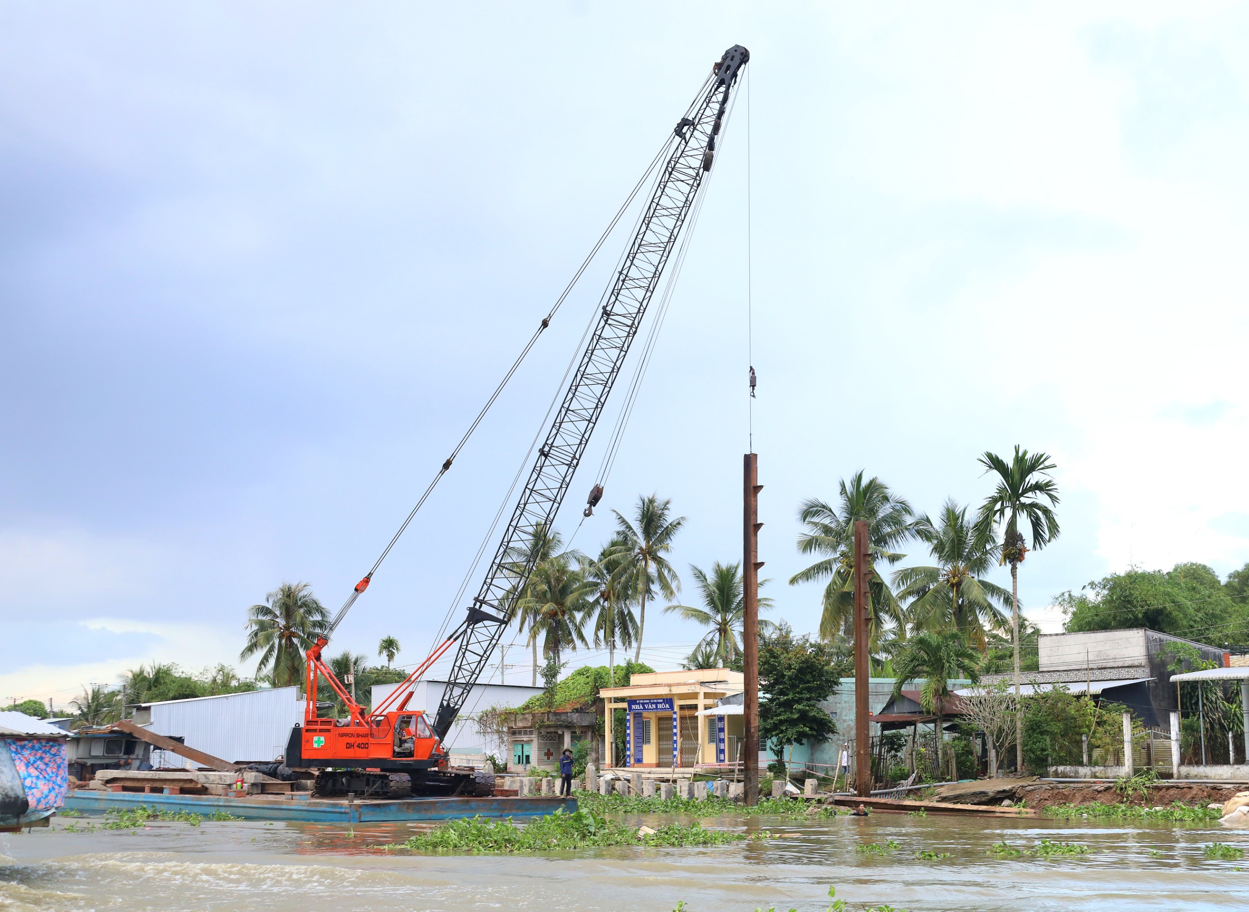 Khẩn trương thi công khu vực sạt lở nghiêm trọng trên sông Ô Môn tại huyện Thới Lai, TP. Cần Thơ.