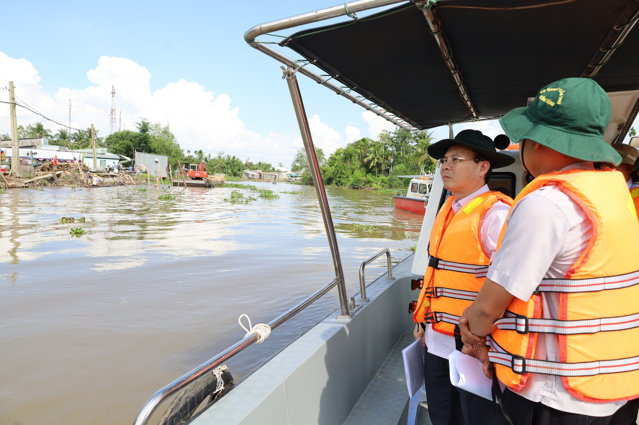 Ông Nguyễn Văn Hiếu - Ủy viên dự khuyết BCH Trung ương Đảng, Bí thư Thành ủy Cần Thơ kiểm tra thực tế điểm sạt lở tại phường Thới An Đông, quận Bình Thủy.