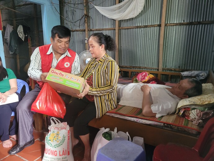Anh Lê Phúc Hậu - Chủ Tịch Hội Chữ Thập Đỏ huyện Thới Lai trao tặng nhu yếu phẩm thiết yếu cho gia đình cô Hồng