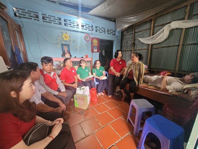Hội Chữ thập đỏ TP. Cần Thơ, nhà tài trợ, các nhà hảo tâm và chính quyền địa phương đến thăm hỏi và trao quà hỗ trợ hộ cô Hồng