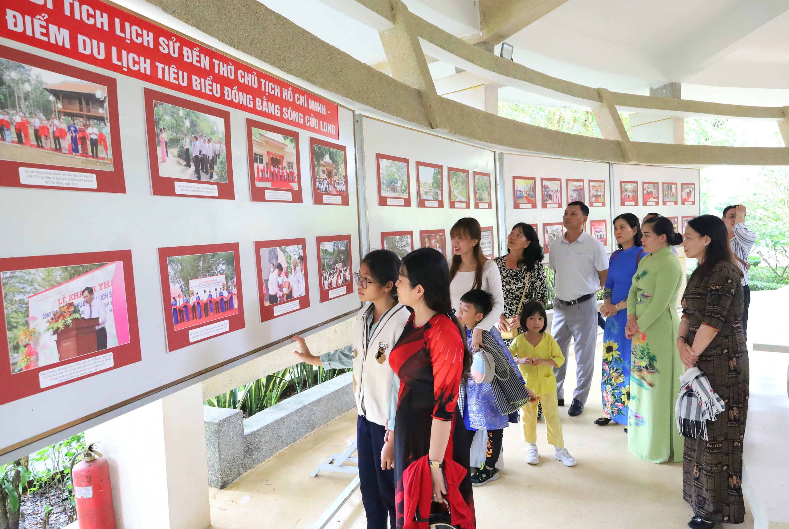 Các đại biểu tham quan khu vực trưng bày tại Đền thờ Bác Hồ.
