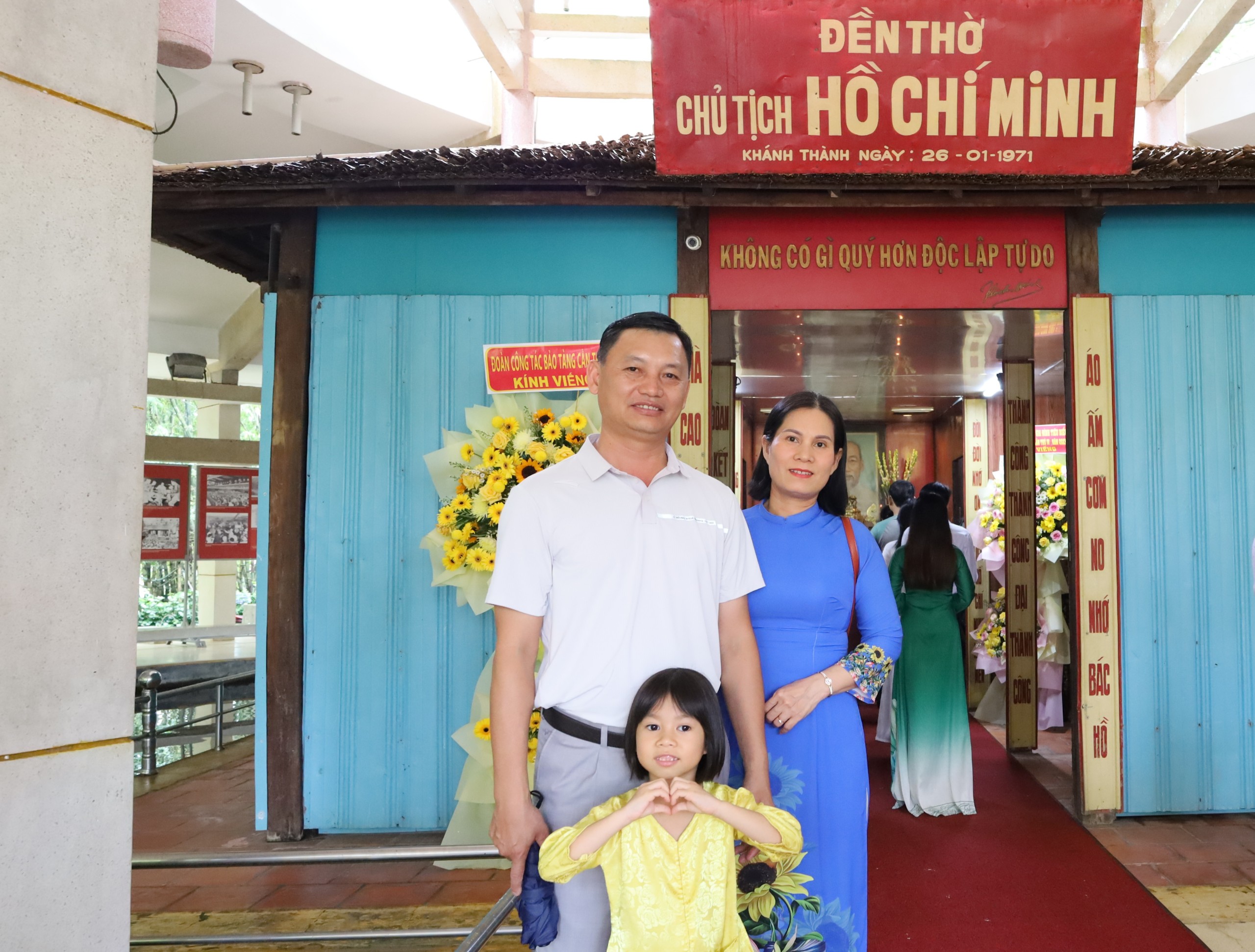 Một gia đình tham gia ngày hội chụp hình lưu niệm tại Đền thờ Bác Hồ.