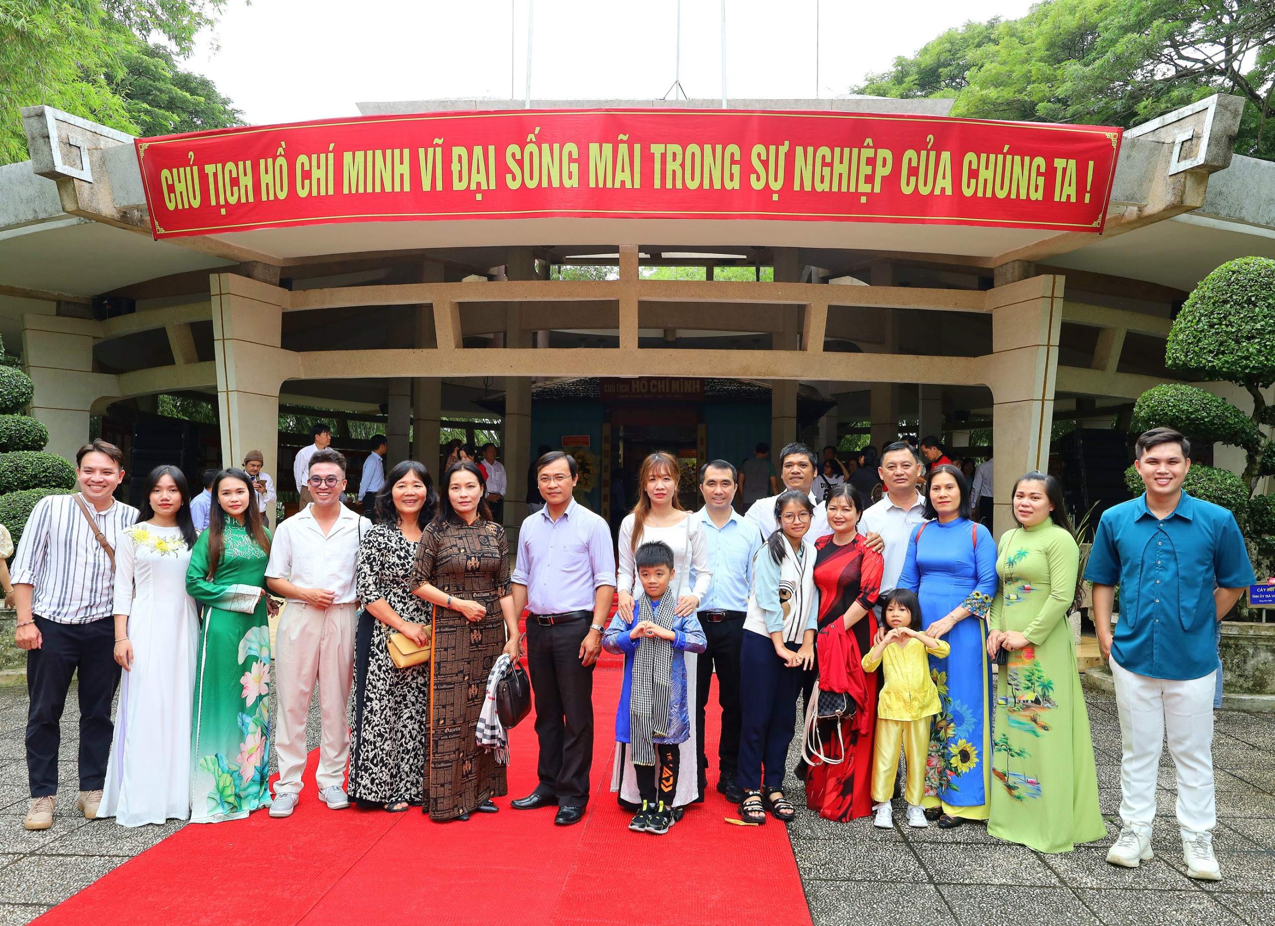 Đoàn TP. Cần Thơ tham gia Ngày hội Gia đình tiêu biểu các tỉnh, thành miền Tây Nam bộ chụp hình lưu niệm tại Đền thờ Bác Hồ.