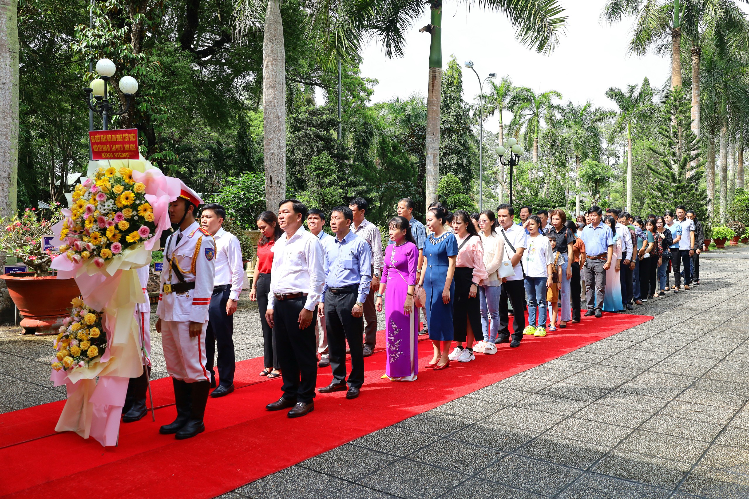 Đoàn đại biểu dự Ngày hội Gia đình tiêu biểu các tỉnh, thành miền Tây Nam bộ viếng Đền thờ Bác Hồ.