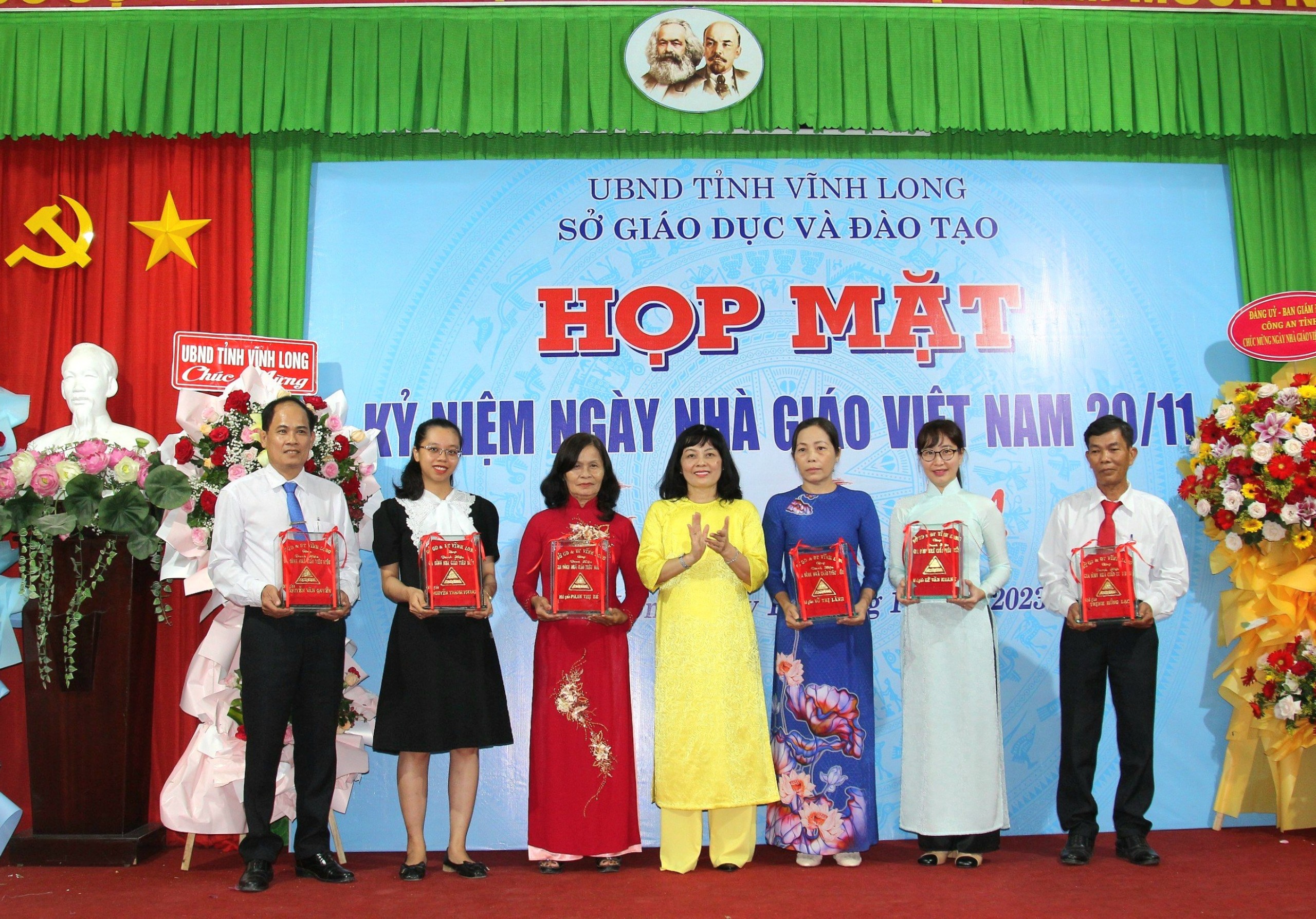 Bà Trương Thanh Nhuận - Giám đốc Sở GD&ĐT tỉnh Vĩnh Long trao tặng danh hiệu gia đình nhà giáo tiêu biểu cho các giáo viên. Ảnh: Bá Dũng.