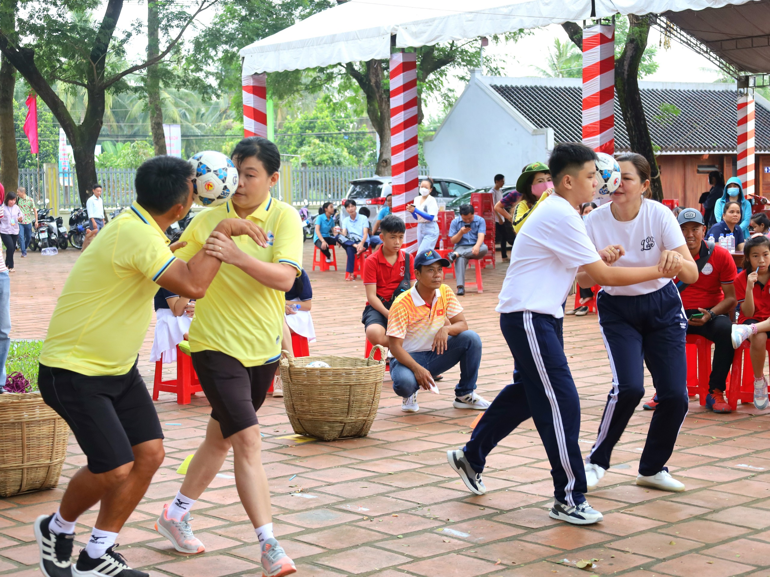 Phần thi thể thao “Vui chơi cùng con” là một trong 5 nội dung thi sôi nổi trong khuôn khổ các hoạt động Ngày hội gia đình tiêu biểu các tỉnh, thành miền Tây Nam bộ.