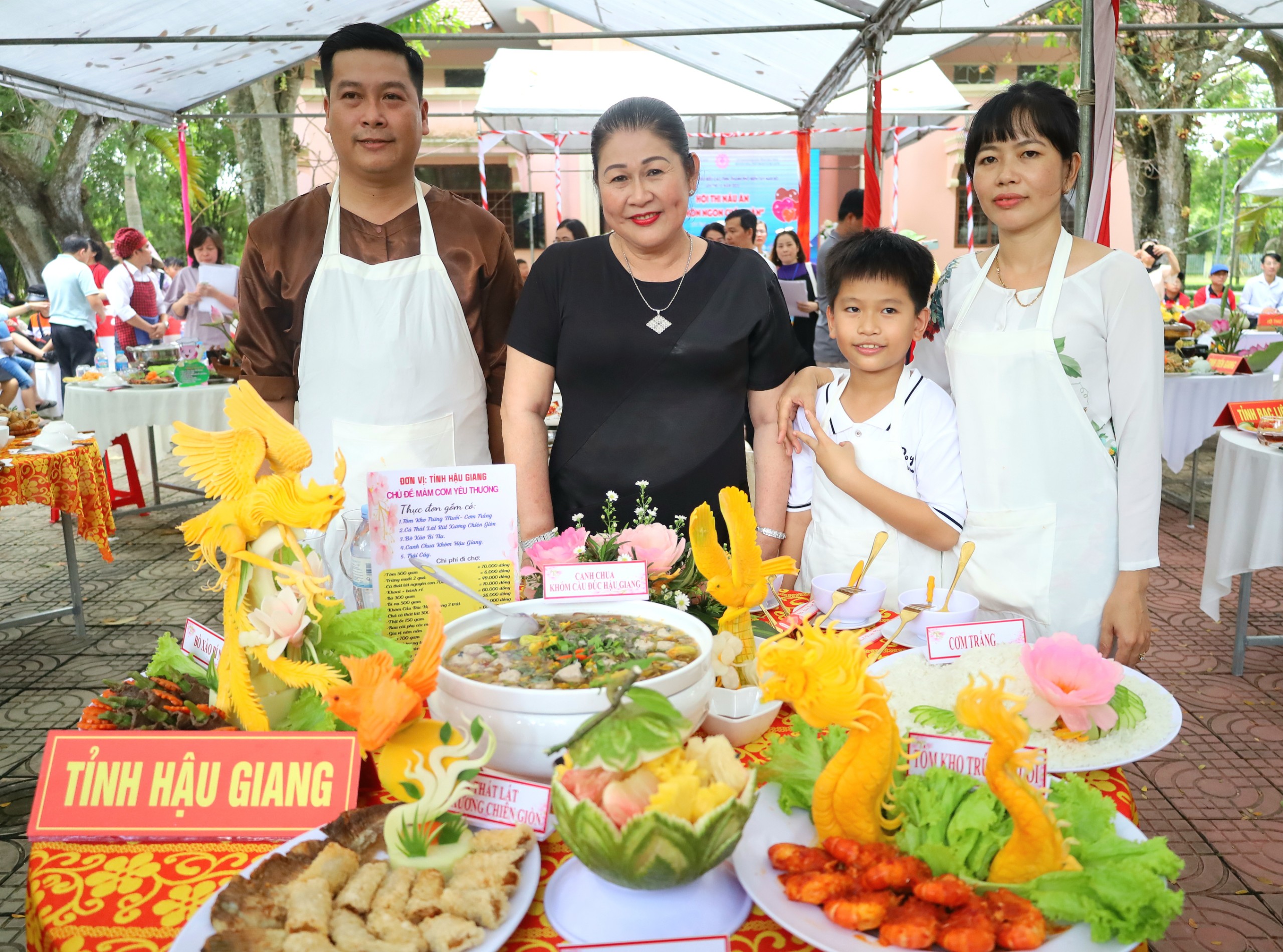 Bà Nguyễn Thị Lý - Phó Giám đốc Sở VHTTDL tỉnh Hậu GIang chụp hình lưu niệm cùng gia đình dự thi nấu ăn.