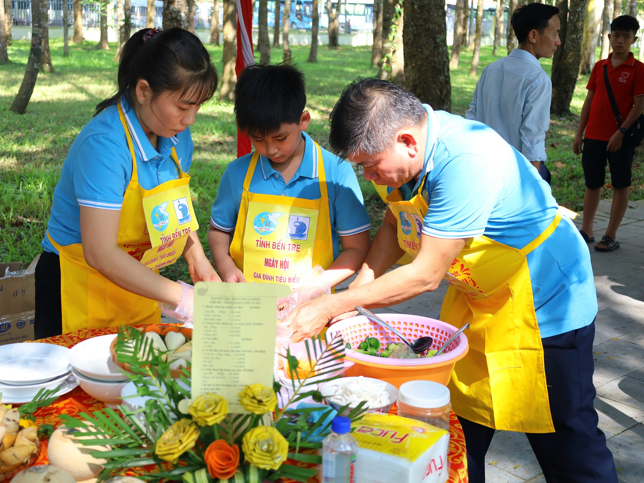 Ở phần thi nấu ăn 'Món ngon cuối tuần' các thành viên trong gia đình cùng nhau nấu các món ăn đặc trưng của vùng quê Nam Bộ.