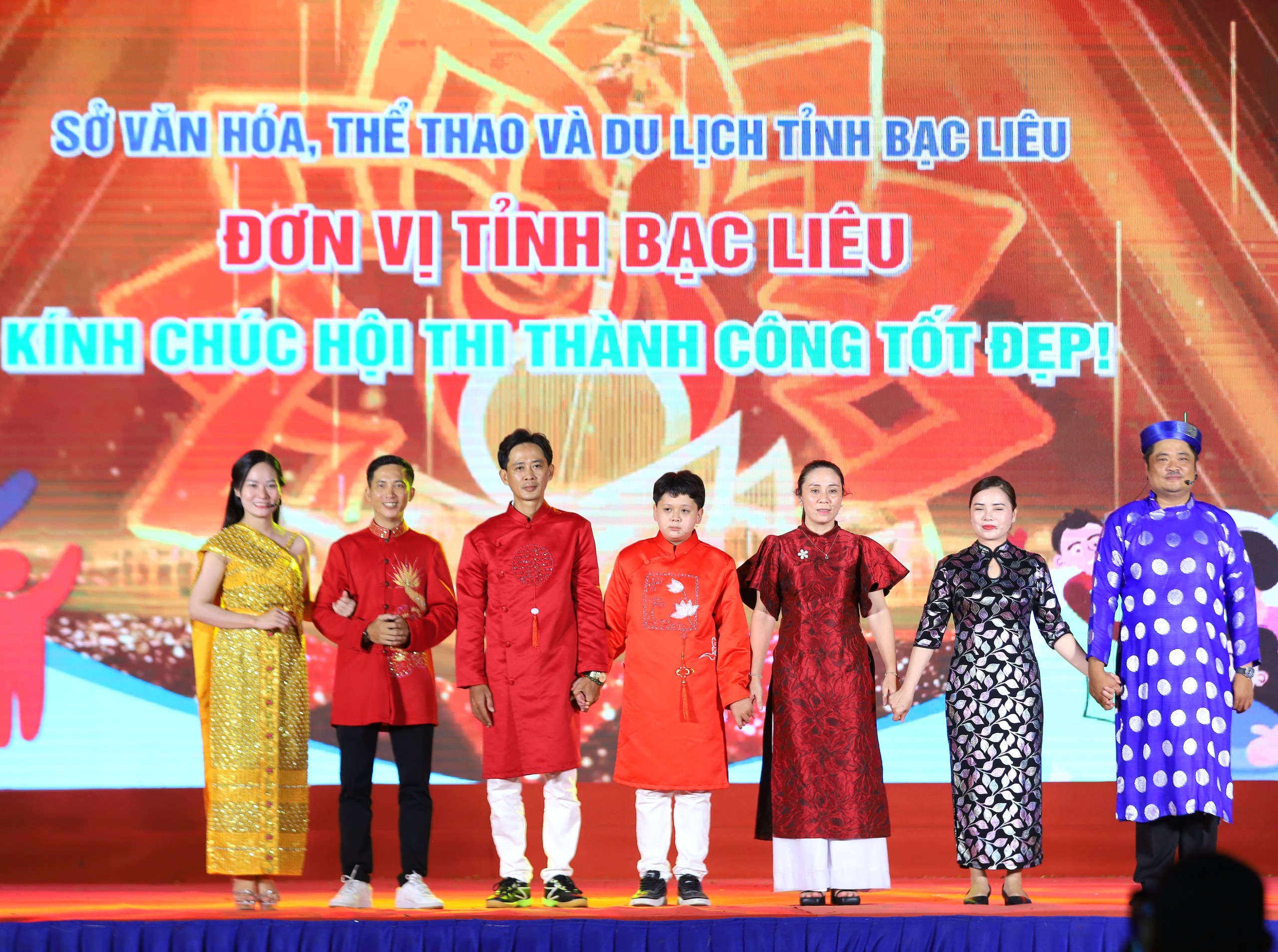 Các đội tham gia phần thi biểu diễn thời trang 'Sắc màu yêu thương'.