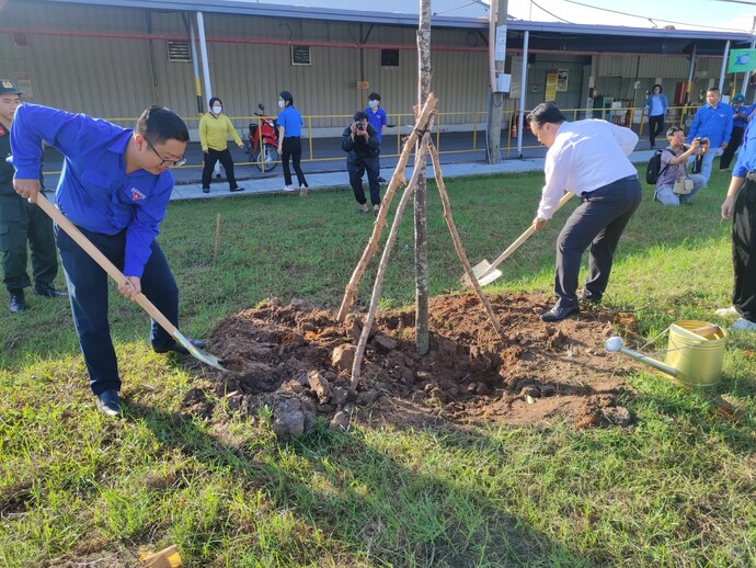 Tăng cường sự phối hợp trong công tác quản lý duy trì vệ sinh môi trường giữa địa phương và các cấp, các ngành chức năng thành phố bằng việc phủ xanh đất trống bằng cây xanh.