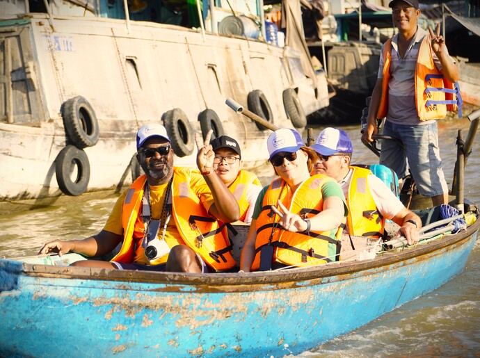 Du lịch trên chợ nổi Cái Răng rất thu hút du khách nước ngoài bởi nhiều hoạt động thú vị đặc trưng của miền Tây sông nước: thưởng thức bún riêu cua trứ danh, nem nướng hay cà phê kho đặc sản của chợ nổi; tham quan và trải nghiệm làm hủ tiếu ngũ sắc tại lò hủ tiếu Cần Thơ,...