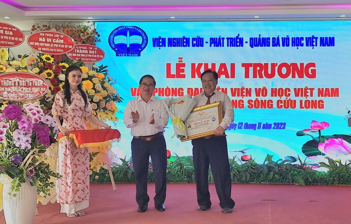 Ông Phạm Văn Minh - Trưởng VPĐD nhận bằng Võ sư cao cấp.