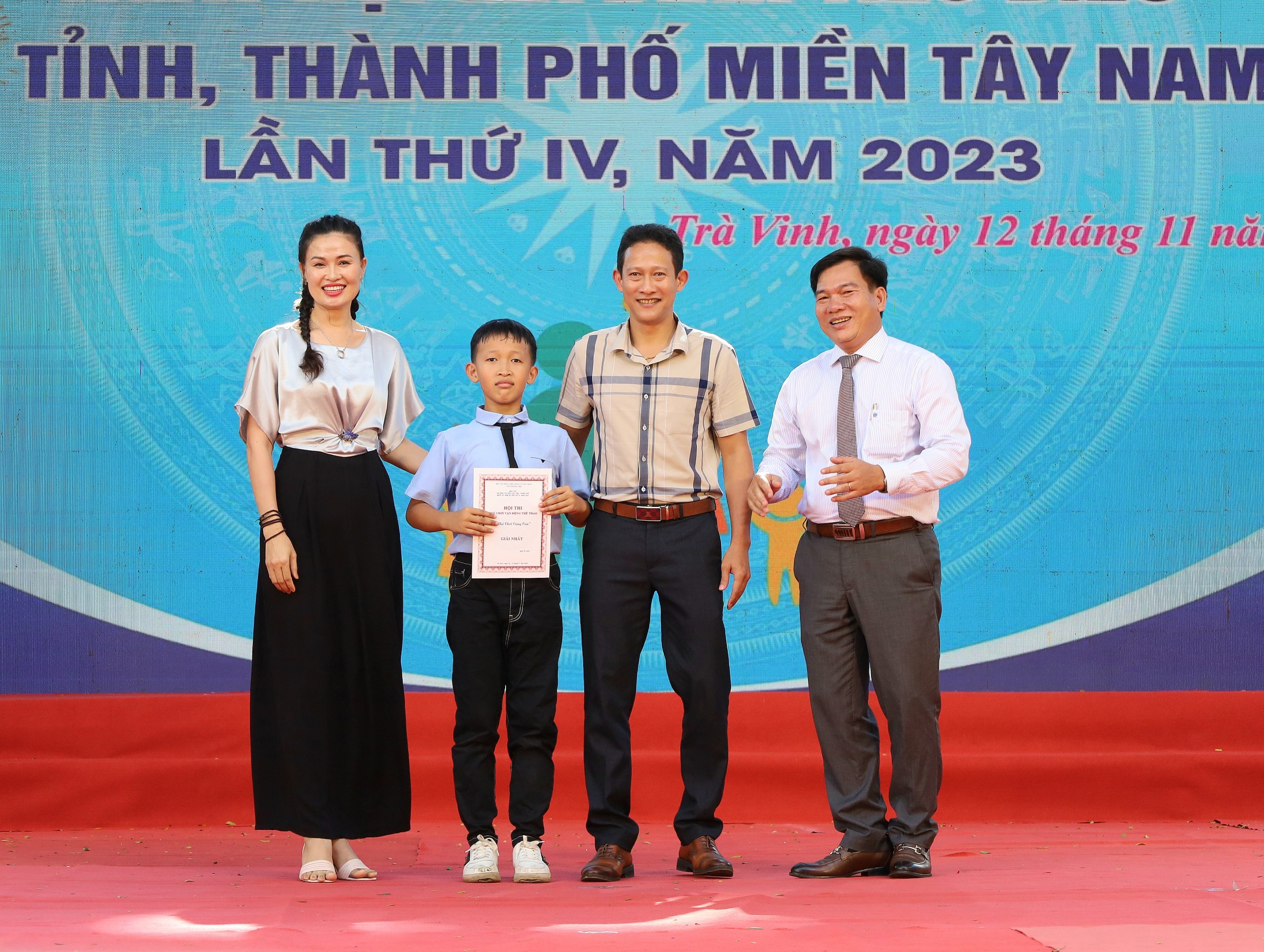 Ông Dương Hoàng Sum - Giám đốc Sở VHTTDL tỉnh Trà Vinh, Phó Trưởng ban Tổ chức trao Giải nhất phần thi “Vui chơi cùng con” cho đội Kiên Giang.