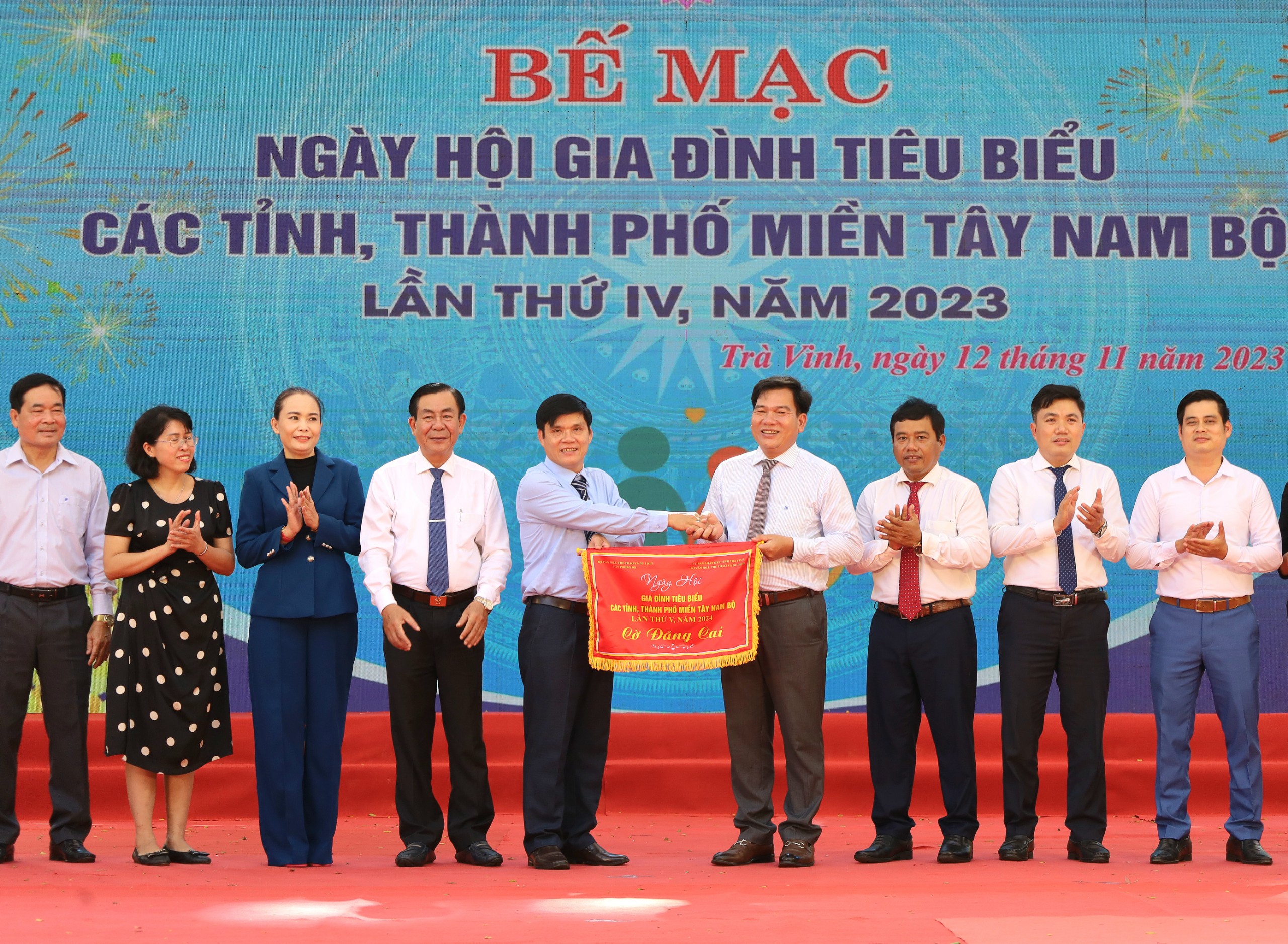 Ông Dương Hoàng Sum - Giám đốc Sở VHTTDL tỉnh Trà Vinh, Phó Trưởng ban Tổ chức trao cờ đăng cai tổ chức Ngày hội Gia đình tiêu biểu các tỉnh, thành phố miền Tây Nam Bộ lần thứ V cho đơn vị tỉnh Đồng Tháp.