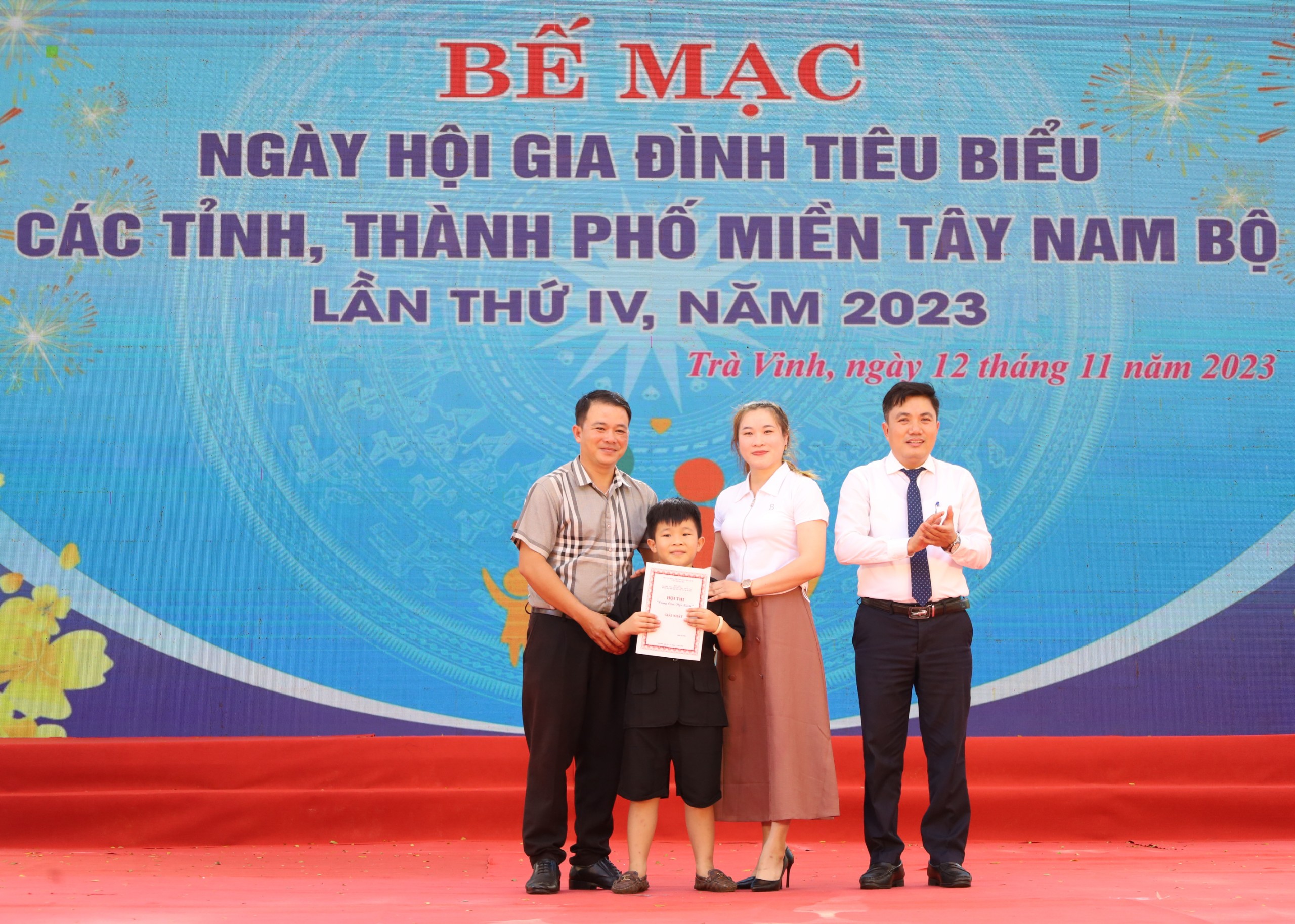 Ông Nguyễn Hữu Ngọc - Phó Chánh Văn phòng Bộ Văn hóa, Thể thao và Du lịch, Phó Trưởng Ban Thường trực tổ chức Ngày hội trao Giải nhất phần thi “Cùng con đọc sách” cho đội Đồng Tháp.