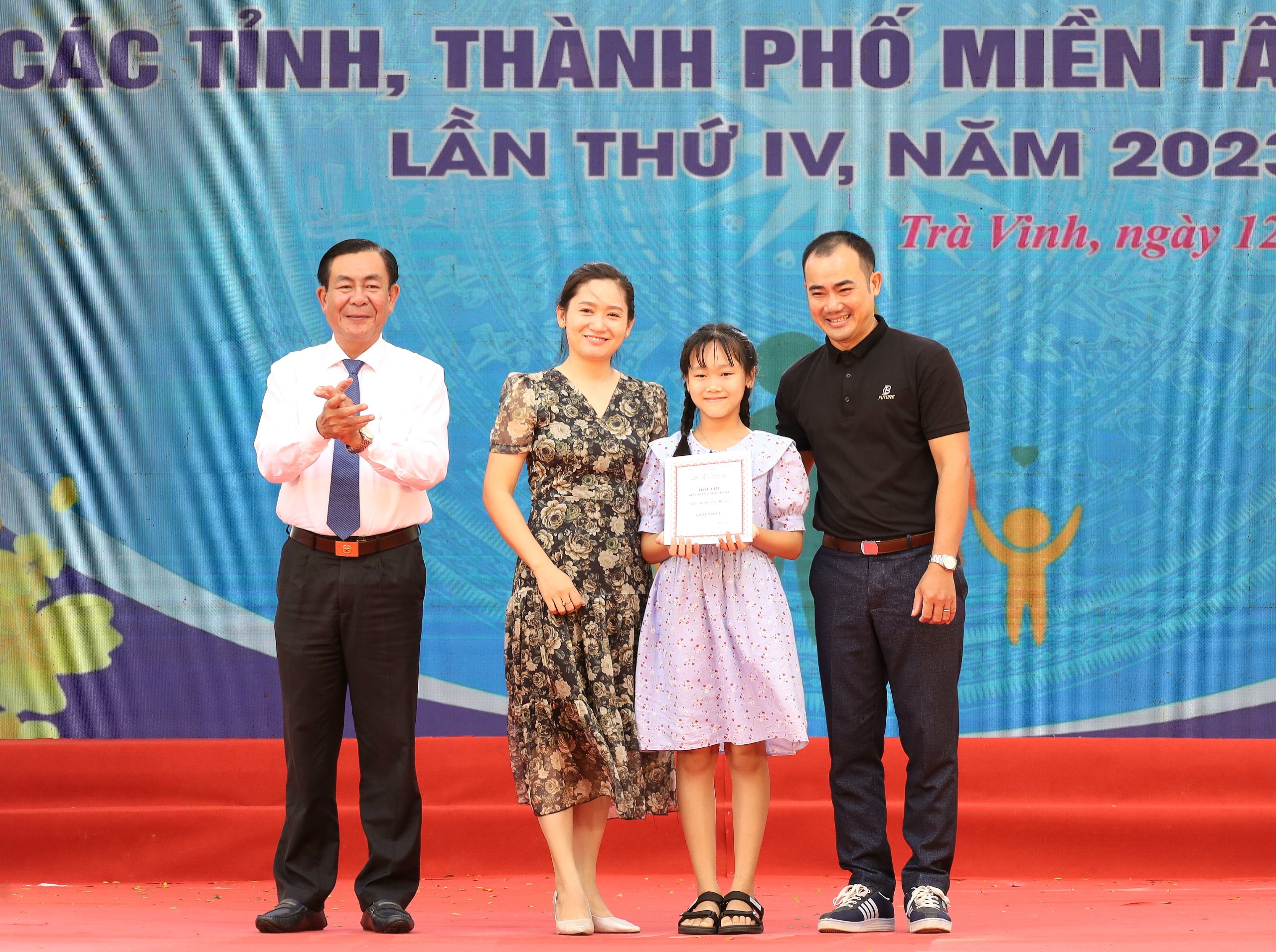 Ban tổ chức trao Giải nhất phần thi biểu diễn nghệ thuật “Gia đình tài năng” cho đội Trà Vinh.