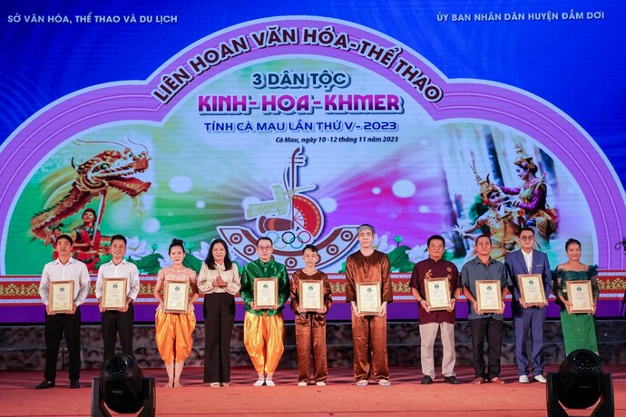 Bà Quách Kiều Mai phó trưởng Ban Dân tộc tỉnh Cà Mau, Phó Ban tổ chức liên hoan trao giải A các tiết mục cho các đơn vị.