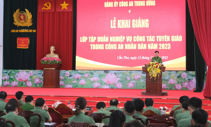 Thiếu tướng, GSTS Nguyễn Đắc Hoan, Phó Giám đốc Học viện Cảnh sát Nhân dân phát biểu khai giảng lớp.