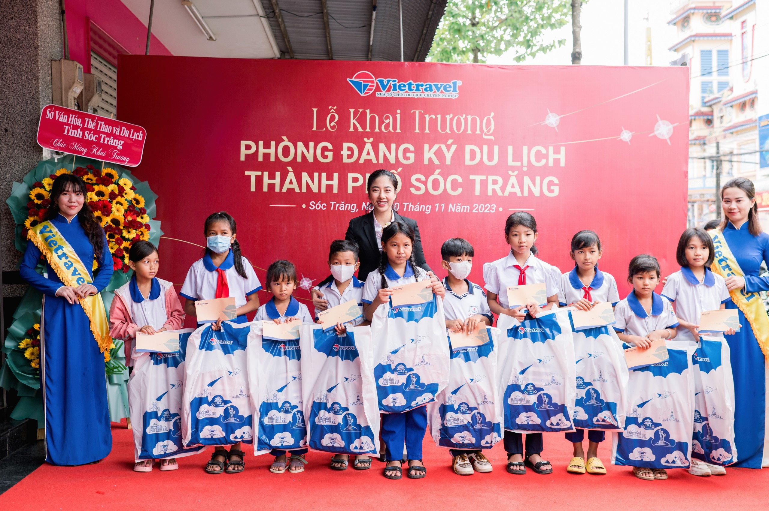 Bà Lê Đình Minh Thy - Giám đốc Vietravel Cần Thơ tặng quà cho các em học sinh có hoàn cảnh khó khăn tại địa phương.