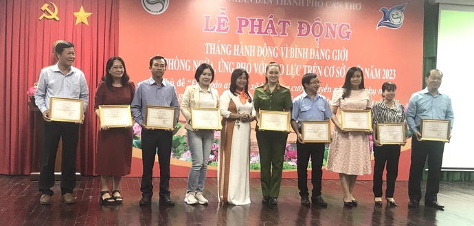 Bà Trần Thị Xuân Mai - Giám đốc Sở LĐTBXH, Phó trưởng ban Vì sự tiến bộ của phụ nữ thành phố Cần Thơ trao giải thưởng tập thể cuộc thi 'Tìm hiểu pháp luật bình đẳng giới và phòng ngừa, ứng phó với bạo lực trên cơ sở giới năm 2023'.