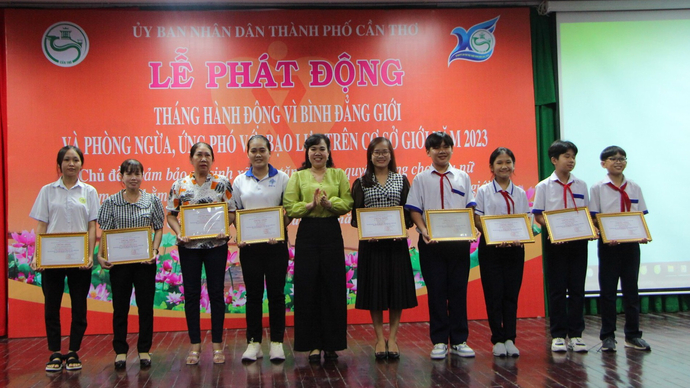 Bà Võ Kim Thoa - Chủ tịch Hội LHPN thành phố Cần Thơ trao thưởng cho các cá nhân đoạt giải cuộc thi.