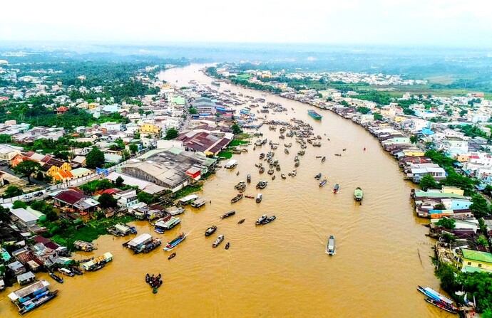 Theo đó, chuyên trang The Travel đã nhận định: 'Du khách có thể đi thuyền dọc theo Đồng bằng Sông Cửu Long vào lúc bình minh, ghé thăm Chợ nổi độc đáo. Những trải nghiệm này chắc chắn đều vô cùng đáng nhớ'.