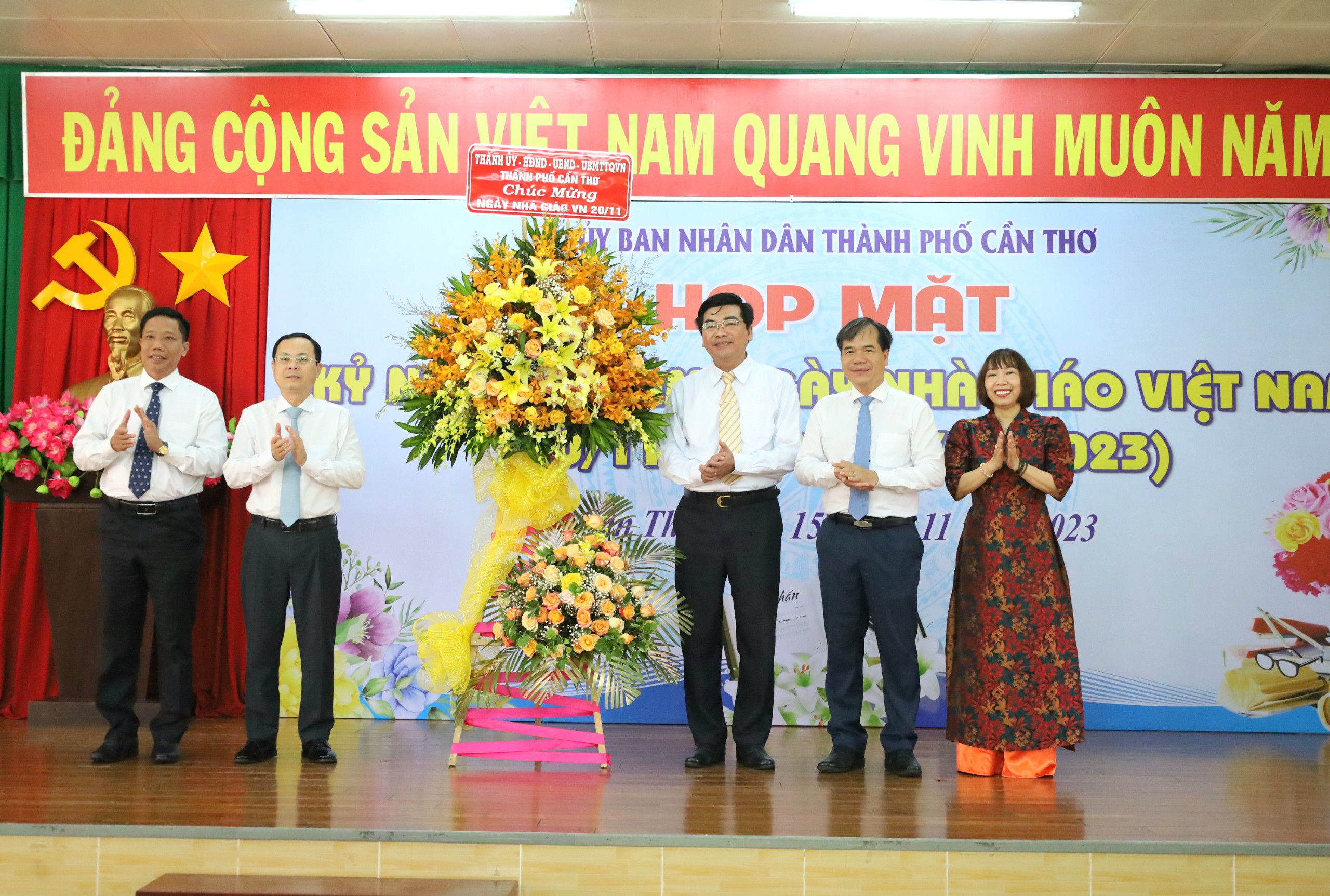 Ông Nguyễn Văn Hiếu - Ủy viên BCH Trung ương Đảng, Bí thư Thành ủy Cần Thơ tặng hoa chúc mừng ngành Giáo dục Cần Thơ.