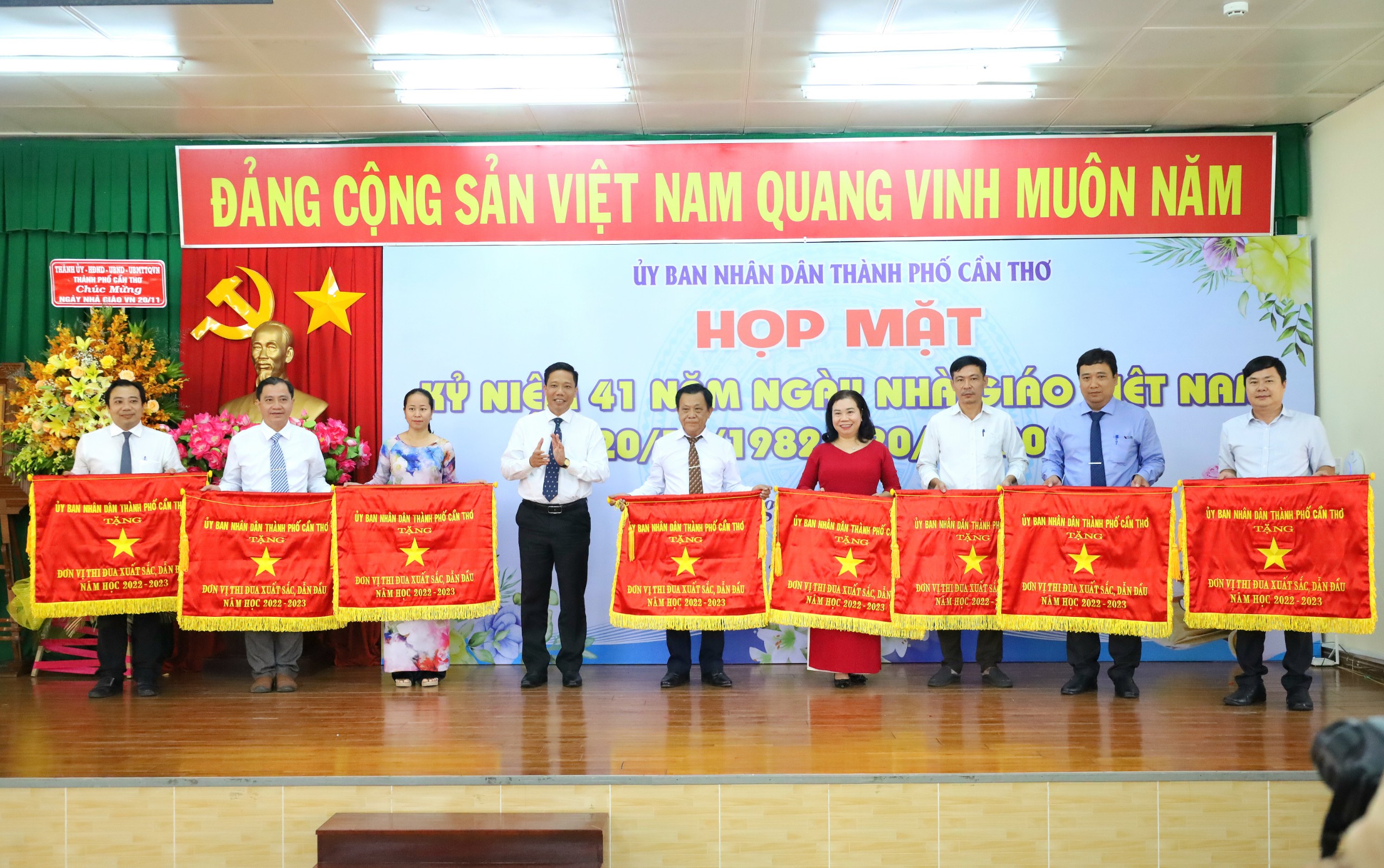 Ông Nguyễn Thực Hiện - Phó Chủ tịch UBND TP. Cần Thơ trao Cờ thi đua của UBND thành phố cho các tập thể.