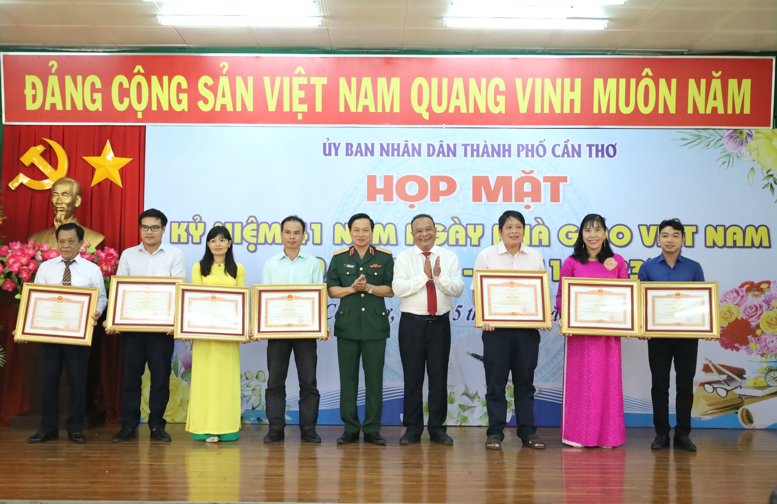 Thiếu tướng Nguyễn Minh Triều - Phó Tư lệnh Quân khu 9 và ông Nguyễn Ngọc Tâm - Ủy viên BTV Thành ủy, Trưởng Ban Tuyên giáo Thành ủy Cần Thơ trao tặng bằng khen của Thủ tướng Chính phủ cho các cá nhân.