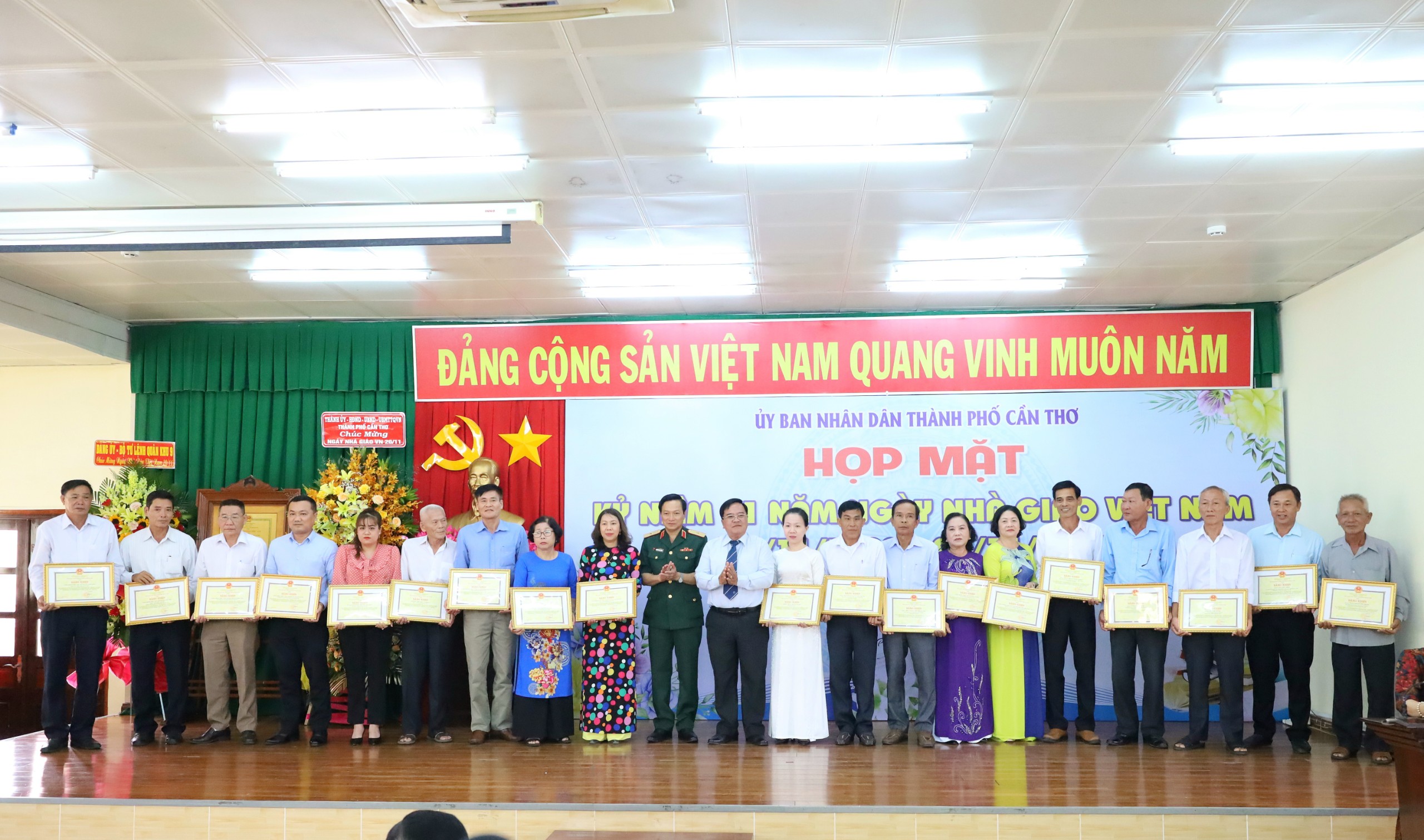 Thiếu tướng Nguyễn Minh Triều - Phó Tư lệnh Quân khu 9 và ông Nguyễn Thanh Xuân - Chủ tịch Hội Khuyến học TP. Cần Thơ trao tặng bằng khen của Chủ tịch UBND TP. Cần Thơ cho các dòng họ, hộ gia đình, mô hình học tập tiêu biểu.