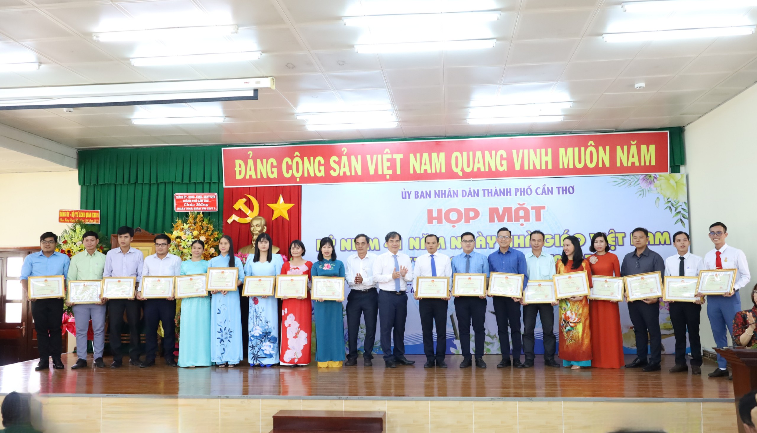 Ông Nguyễn Phúc Tăng - Phó Giám đốc Sở GD&ĐT TP. Cần Thơ và ông Cao Hoàng Anh - Phó Giám đốc Sở Y tế TP. Cần Thơ trao Bằng khen của Bộ trưởng Bộ GD&ĐT cho các cá nhân.