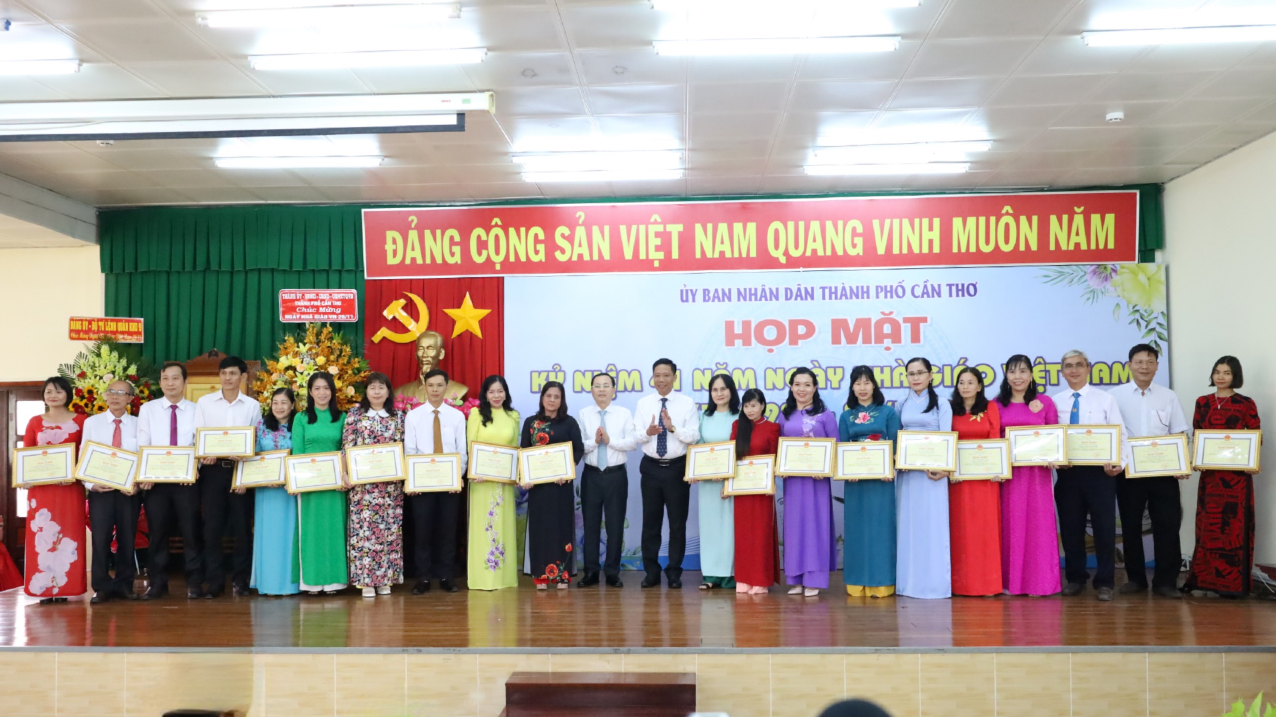 Ông Nguyễn Văn Hiếu - Ủy viên BCH Trung ương Đảng, Bí thư Thành ủy Cần Thơ và ông Nguyễn Thực Hiện - Phó Chủ tịch UBND TP. Cần Thơ tặng bằng khen của Chủ tịch UBND TP. Cần Thơ cho 20 nhà giáo tiêu biểu.