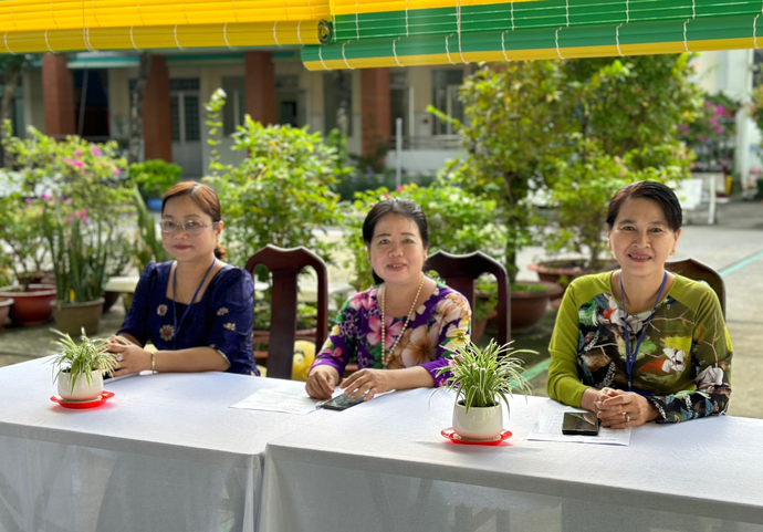 Cô Trần Thị Phương Ánh - Hiệu trưởng Trường Tương Lai, cô Trương Thị Xuân Hà và cô Huỳnh Thị Hằng Em - Phó Hiệu trưởng (từ phải sang trái) là những cán bộ gắn bó hàng thập kỷ với ngôi trường giáo dục đặc biệt tại TP Cần Thơ.