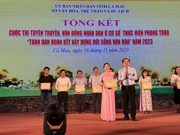 Ông Nguyễn Chí Công - Phó Giám đốc Sở Văn hoá Thể thao và Du lịch tỉnh Cà Mau, Phó Trưởng Ban tổ chức cuộc thi trao giải A cho đơn vị huyện Thới Bình đạt giải toàn đội.