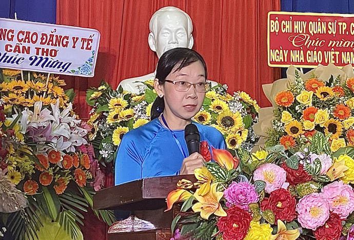Bà Nguyễn Thị Ngọc Trâm - Phó Bí thư Đảng ủy, Phó Hiệu trưởng Trường CĐ Cần Thơ, đọc diễn văn khai giảng năm học mới