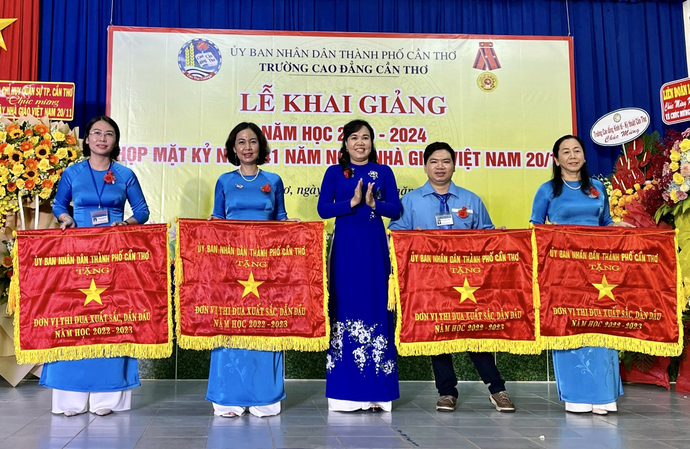 Bà Võ Kim Thoa - Thành ủy viên, Chủ tịch Hội Liên hiệp phụ nữ TP Cần Thơ, trao cờ Thi đua của UBND TP Cần Thơ cho các tập thể.