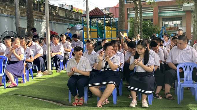 Trường Tương Lai sinh hoạt dưới cờ đầu tuần. Các bạn nhỏ được vui chơi, học tập, tuyên dương trong điều kiện như các học sinh các bậc khác.