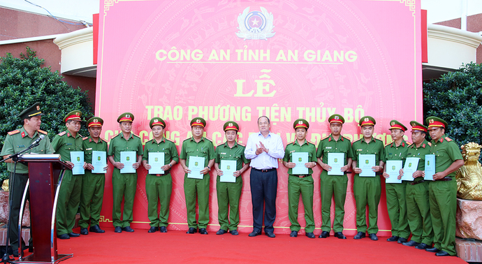 Ông Nguyễn Thanh Bình - Phó Bí thư Tỉnh ủy, Chủ tịch UBND tỉnh trao Quyết định trang bị xe ô tô tải cho Công an các xã, thị trấn.