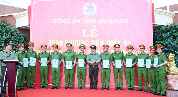 Đại tá Lâm Phước Nguyên - Bí thư Đảng ủy, Giám đốc Công an tỉnh trao Quyết định trang bị xe ô tô tải cho Công an các xã, thị trấn.