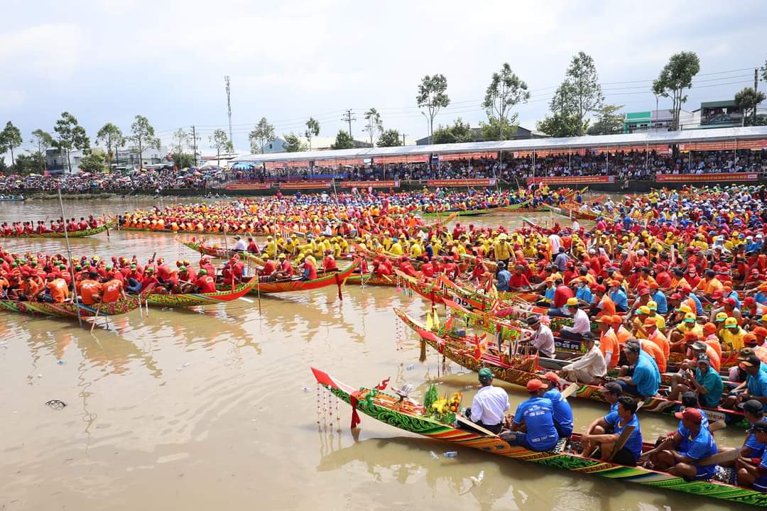 Lễ hội Oóc Om Bóc - Đua ghe Ngo Sóc Trăng được tổ chức nhằm tôn vinh những nét đẹp văn hóa truyền thống của đồng bào dân tộc Khmer.