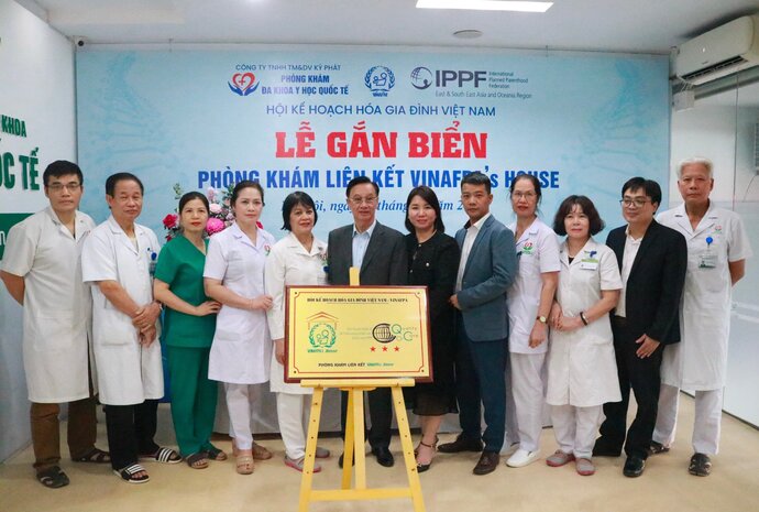 Lãnh đạo Hội KHHGĐ Việt Nam, lãnh đạo Công ty Kỳ Phát cùng các PGS, TS, bác sĩ và đội ngũ nhân viên y tế đang công tác tại phòng khám Đa khoa Y học Quốc tế Hà Nội chụp ảnh lưu niệm tại nơi gắn Biển Phòng khám Liên kết VINAFPA’s House.