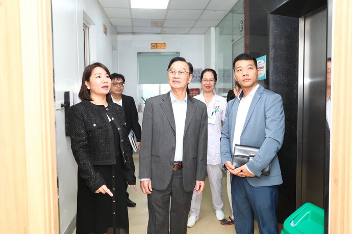Lãnh đạo Hội KHHGĐ Việt Nam tham quan các phòng khám tại Phòng khám Đa khoa Y học Quốc tế Hà Nội.