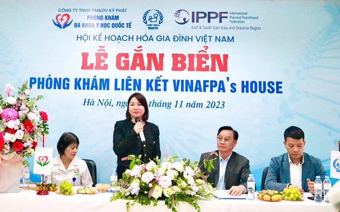 Bà Trần Thúy Quỳnh - Giám đốc Công ty Kỳ Phát chia sẻ tại buổi lễ gắn biển Phòng khám Liên kết VINAFPA’s House