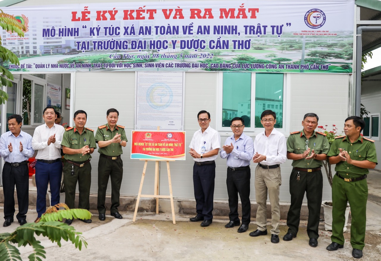 Thực hiện ký kết và ra mắt mô hình 'Ký túc xá an toàn về an ninh, trật tự' tại Trường Đại học Y dược Cần Thơ.