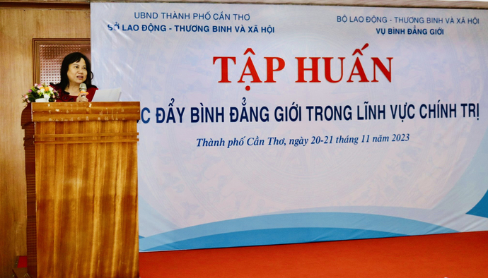 Tiến sĩ Trần Thị Xuân Mai - Ủy viên UBND, Giám đốc Sở LĐTBXH thành phố Cần Thơ phát biểu tại buổi tập huấn.