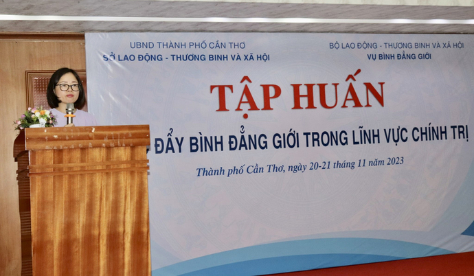 Bà Trần Thị Bích Loan - Phó Vụ trưởng Vụ Bình đẳng giới, Bộ Lao động - Thương binh và Xã hội phát biểu tại buổi tập huấn.