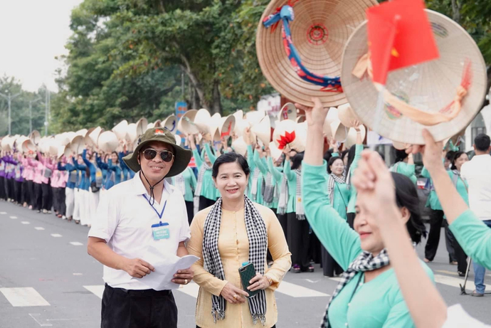 Vừa qua, thầy Phú cùng Công ty Người mẫu Tây Đô đã đồng hành cùng Thành phố tổ chức Lễ hội áo bà ba, áo dài với hơn 5.000 phụ nữ tham gia tại công viên Sông Hậu.