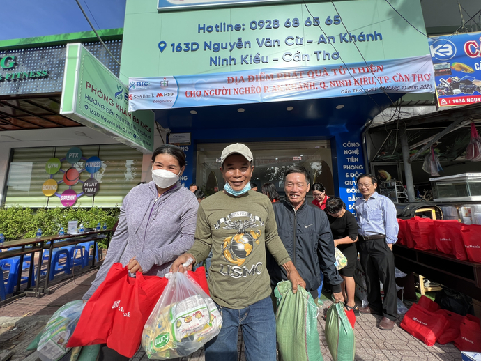 Niềm vui của bà con khi nhận được thăm hỏi và động viên thông qua những phần quà tình nghĩa thiết thực trong lúc khó khăn.